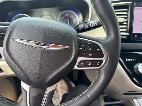 Used 2023 Chrysler Pacifica Touring-L FWD image 30