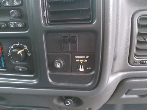 Used 2006 Chevrolet Silverado 2500 LT w/ Snow Plow Prep Package image 16