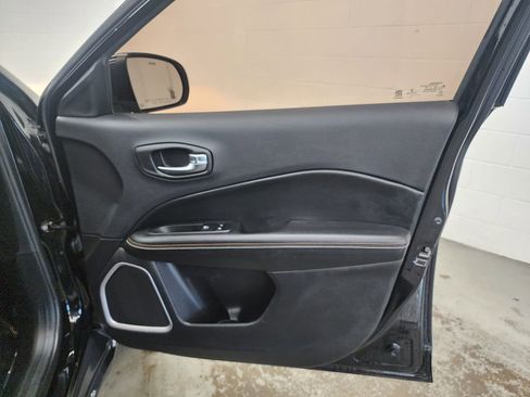 Used 2019 Jeep Compass Latitude image 32