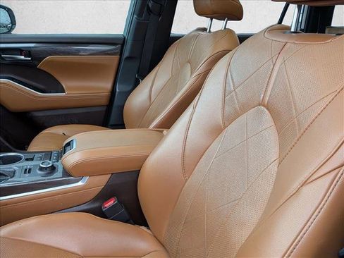 Used 2021 Toyota Highlander Platinum image 14
