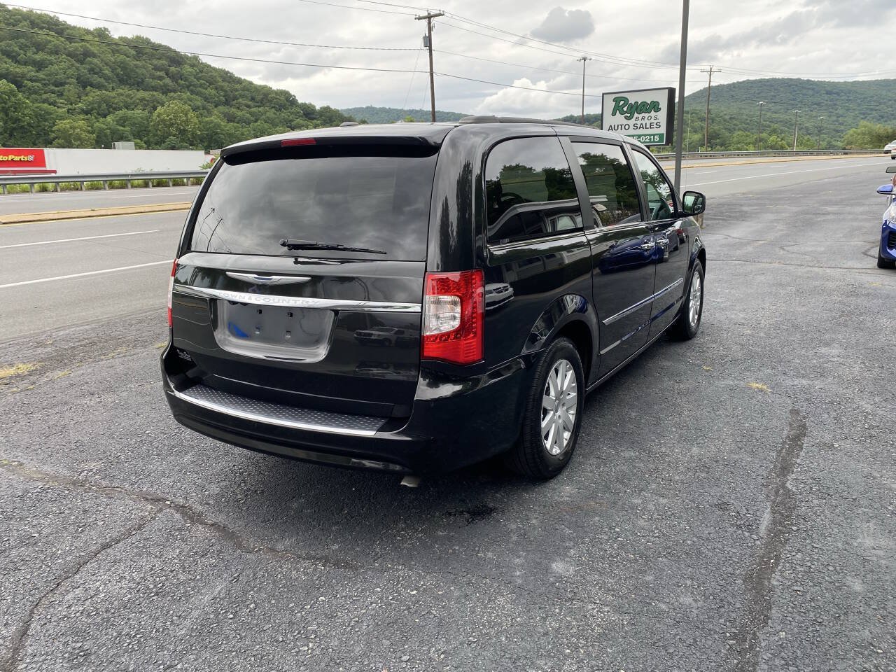 Used 2015 Chrysler Town & Country Touring w/ Driver Convenience Group FWD image 6