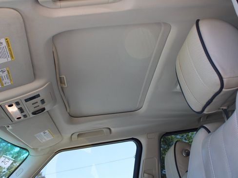 Used 2012 Land Rover Range Rover HSE LUX image 17