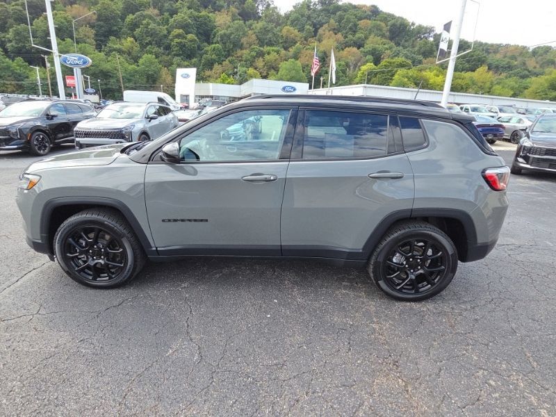 Used 2023 Jeep Compass Latitude w/ Convenience Group AWD/4WD image 4