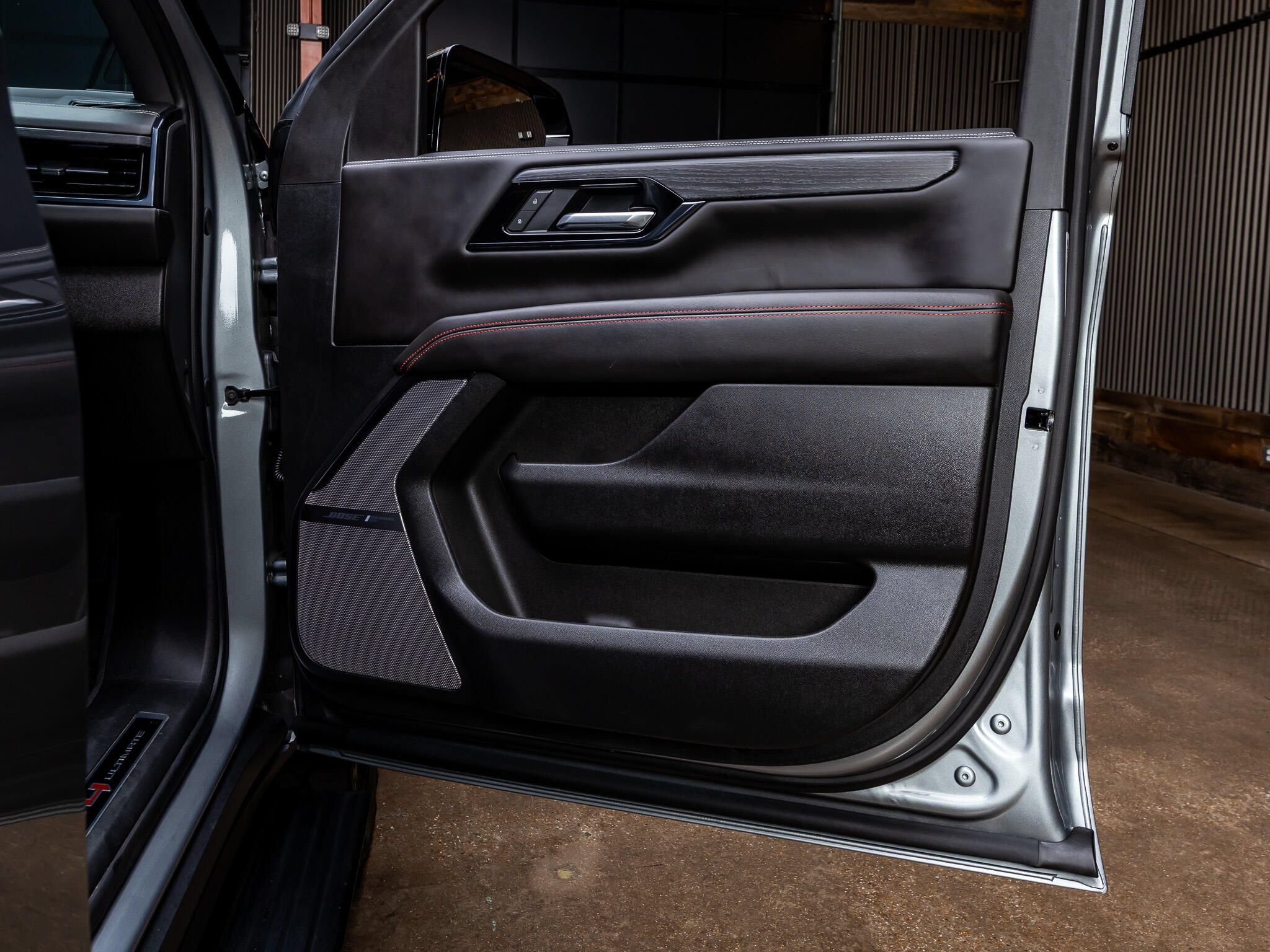 Used 2025 GMC Yukon AT4 Ultimate AWD/4WD image 38