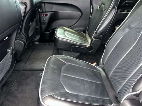 Used 2025 Chrysler Pacifica Limited FWD image 5