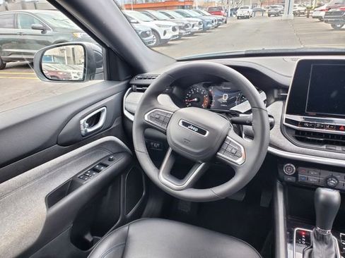 Used 2025 Jeep Compass Latitude image 7