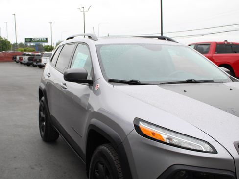 Used 2018 Jeep Cherokee Trailhawk w/ Comfort/Convenience Group AWD/4WD image 9
