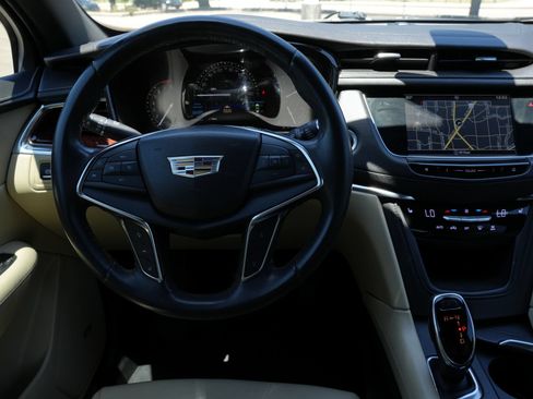 Used 2018 Cadillac XT5 Luxury w/ Driver Awareness Package FWD image 10