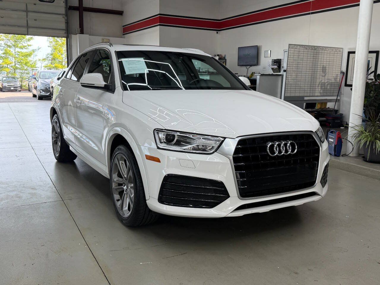 Used 2018 Audi Q3 2.0T Premium w/ Convenience Package FWD image 1