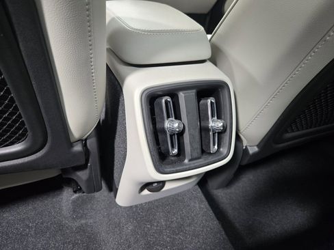 Used 2024 Volvo XC40 B5 Plus image 35