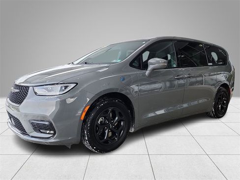 Used 2022 Chrysler Pacifica Touring-L w/ S Appearance Package image 3
