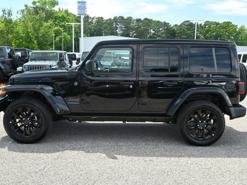 Used 2025 Jeep Wrangler Unlimited Sahara w/ Safety Group AWD/4WD image 7