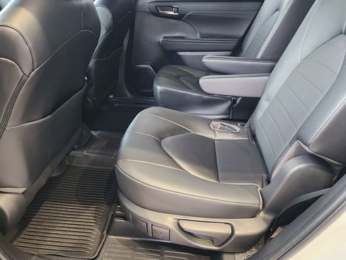 Used 2023 Toyota Highlander XLE image 16