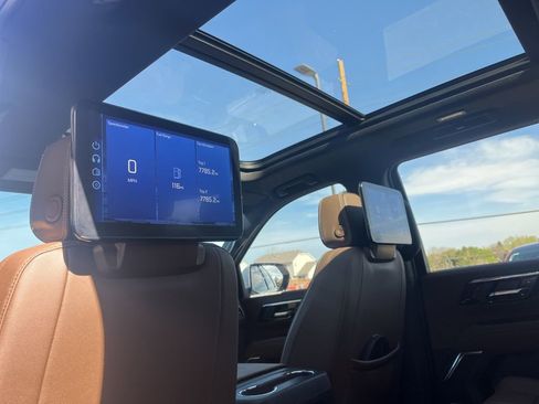 Used 2025 Chevrolet Tahoe High Country image 10