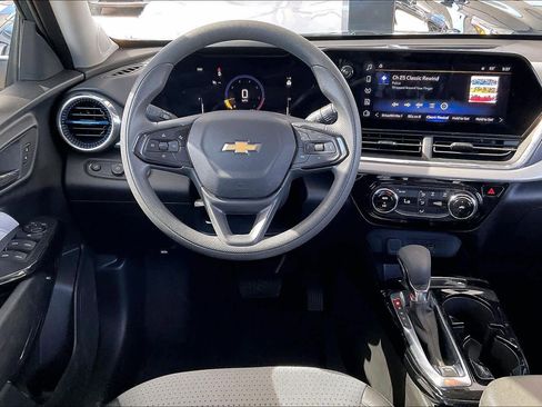 Certified 2025 Chevrolet Trax LT image 6
