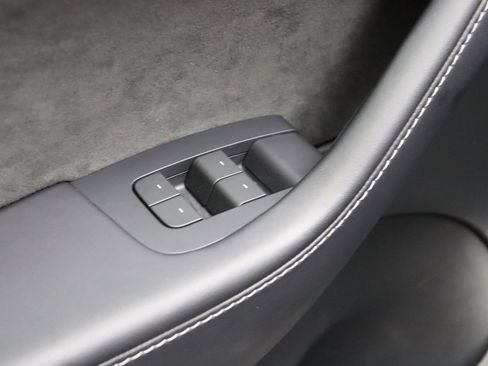 Used 2022 Tesla Model Y Long Range image 33