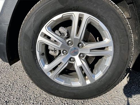 Used 2024 GMC Terrain SLE image 9