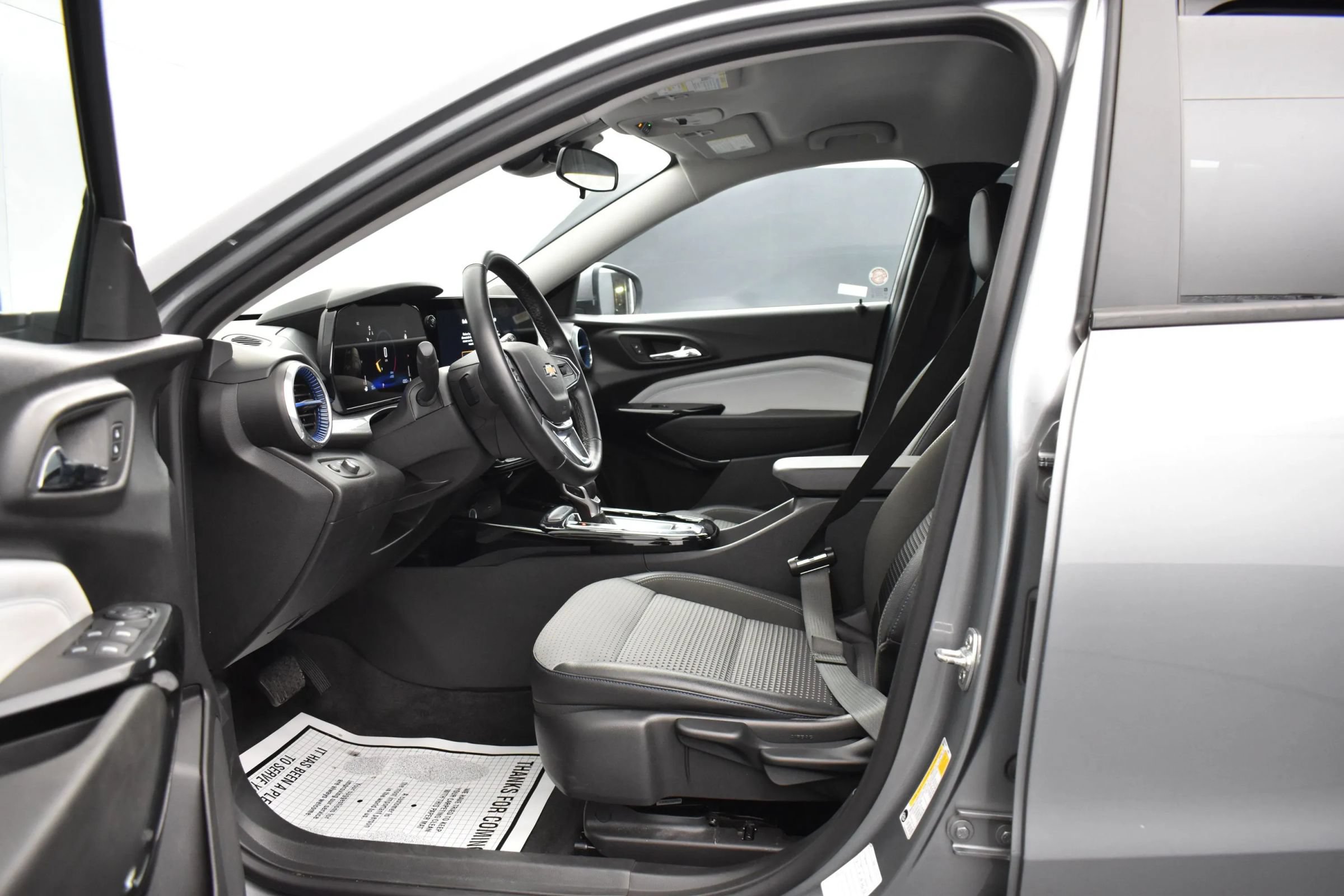 Used 2025 Chevrolet Trax LT w/ LT Convenience Package FWD image 14