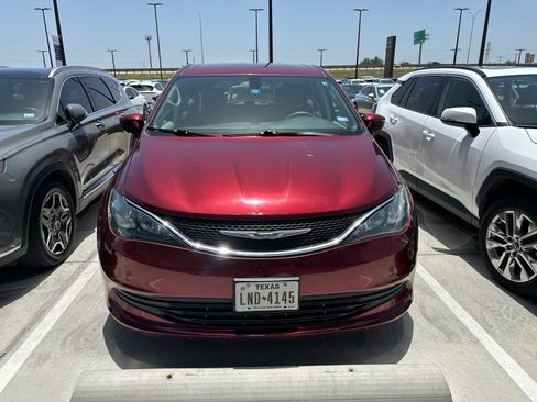 Used 2018 Chrysler Pacifica LX FWD image 3