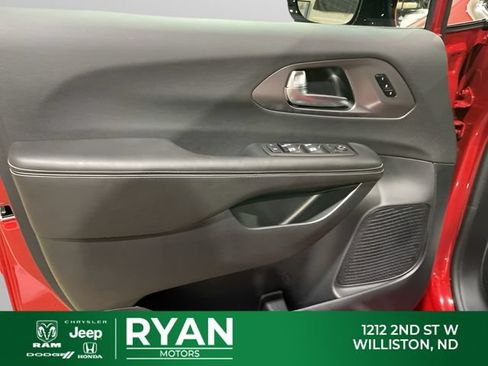 New 2026 Chrysler Pacifica Select AWD/4WD image 39