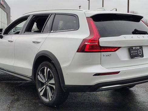 Certified 2025 Volvo V60 B5 Cross Country Plus image 4