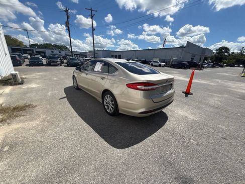 Used 2017 Ford Fusion SE w/ Fusion SE Technology Package FWD image 6