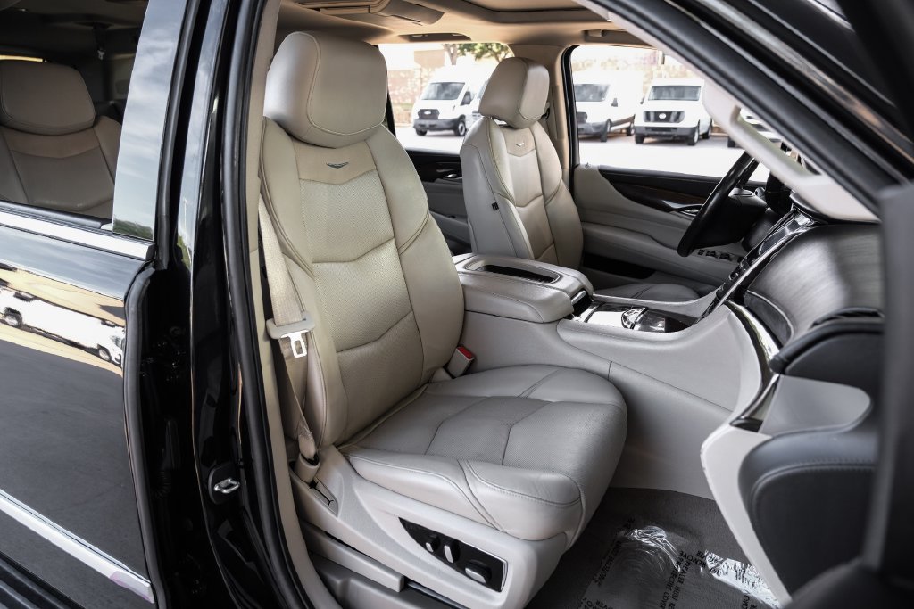 Used 2019 Cadillac Escalade ESV Luxury AWD/4WD image 37