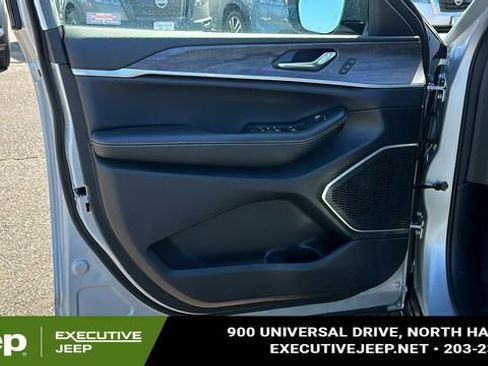 New 2025 Jeep Grand Cherokee Limited image 9