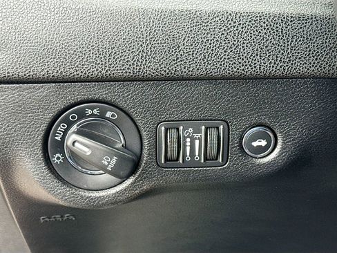 Used 2021 Chrysler 300 Touring w/ Driver Convenience Group image 10