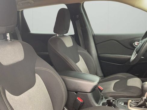 Used 2016 Jeep Cherokee Sport FWD image 31
