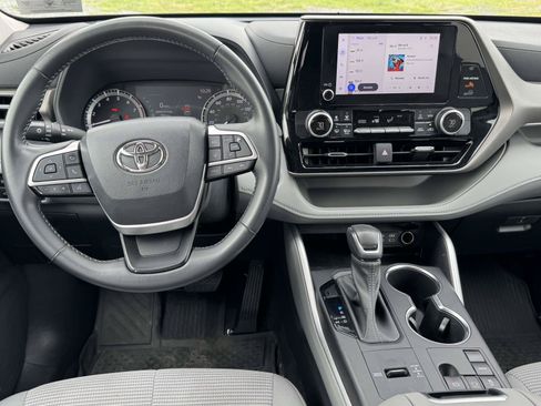 Used 2023 Toyota Highlander LE FWD image 2