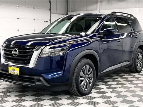 Used 2024 Nissan Pathfinder SV image 11