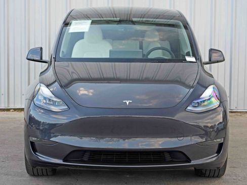 Used 2024 Tesla Model Y Long Range AWD/4WD image 46