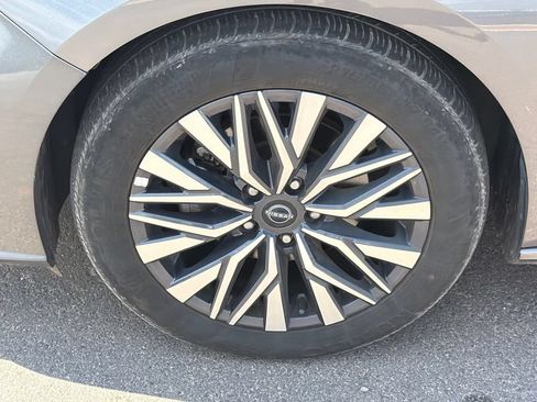 Used 2025 Nissan Altima 2.5 SV FWD image 11