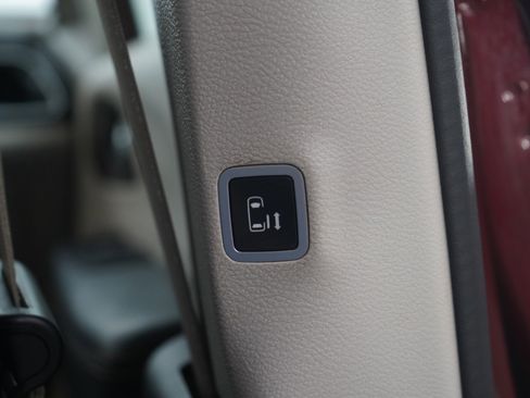 Used 2018 Chrysler Pacifica Touring-L Plus image 18