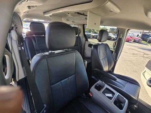 Used 2014 Chrysler Town & Country Touring-L w/ Driver Convenience Group image 51
