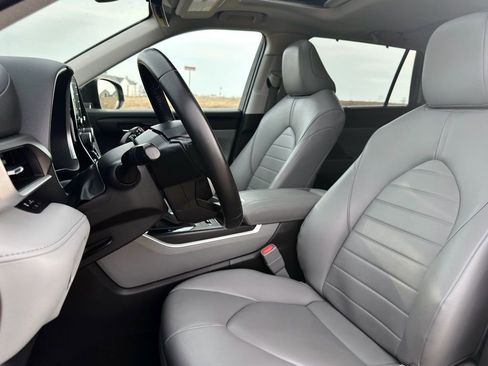 Used 2022 Toyota Highlander XLE image 17