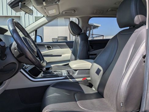 Used 2024 Kia Carnival LX image 14