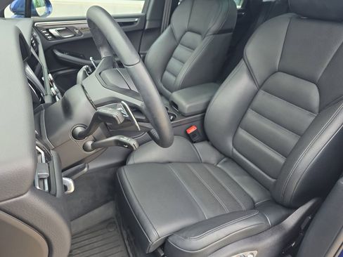 Certified 2025 Porsche Macan AWD/4WD image 5