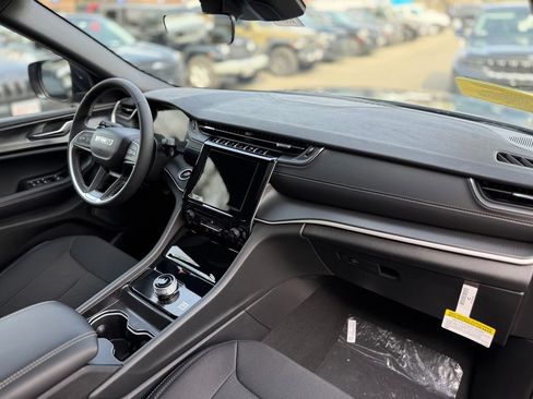 New 2025 Jeep Grand Cherokee L Laredo image 11