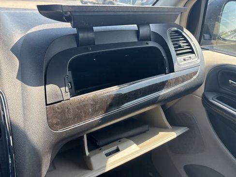 Used 2016 Chrysler Town & Country Touring w/ Driver Convenience Group image 29