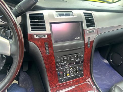 Used 2013 Cadillac Escalade Premium RWD image 12