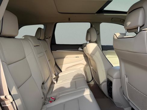 Used 2017 Jeep Grand Cherokee Overland w/ Jeep Active Safety Group image 10