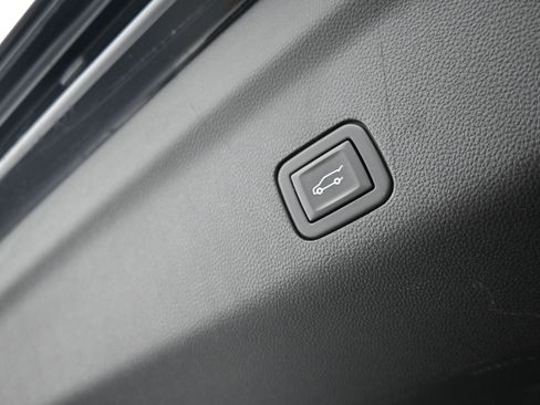 Used 2023 Chevrolet Suburban LT w/ Luxury Package image 34