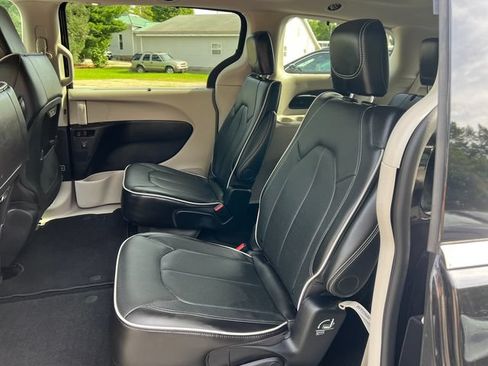 Used 2024 Chrysler Pacifica Limited FWD image 5