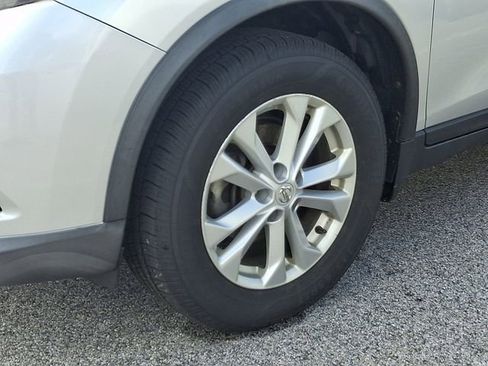 Used 2016 Nissan Rogue SV image 4