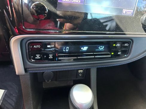 Used 2018 Toyota Corolla SE FWD image 26