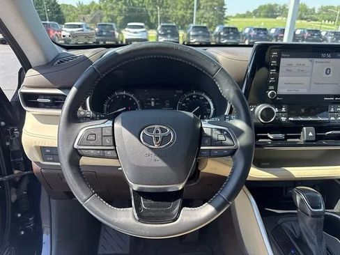 Used 2021 Toyota Highlander XLE FWD image 9