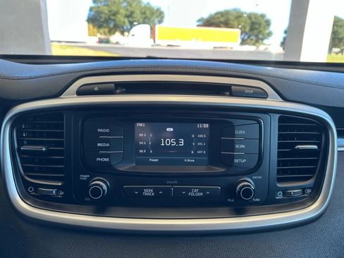 Used 2017 Kia Sorento LX Sport Utility 4D image 16