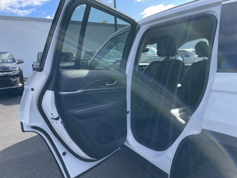 Certified 2023 Jeep Grand Cherokee Limited image 28